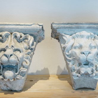 Twee plaasteren consoles met leeuwenkoppen, 19/20e eeuw, Brugge