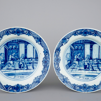 Une paire de plats en Delft bleu et blanc aux décors religieux, 18ème siècle