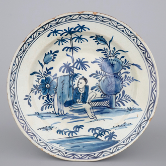 Een blauw-witte Delfts aardewerken kardinaalsschotel met chinoiserie decor, 18e eeuw