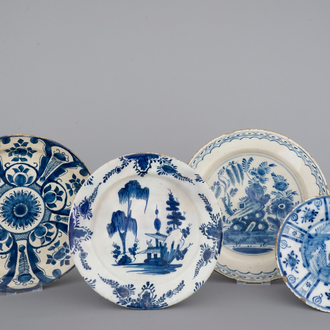 Vier diverse blauw-witte Delftse borden, 18e eeuw
