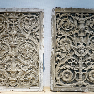 Een set van twee grote plaasteren ornamentale plaquettes, 19/20e eeuw, Brugge