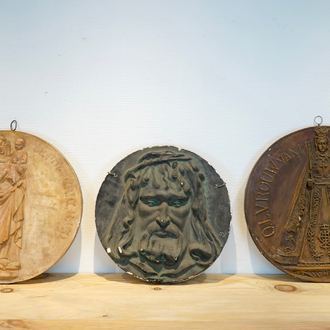 Een set van drie plaasteren religieuze plaquettes, 19/20e eeuw, Brugge