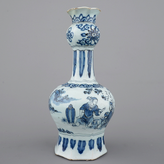 Un vase bouteille en faïence de Delft bleu et blanc, fin du 17ème siècle