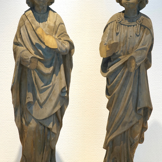 Two 57 cm carved wood figures of angels blowing the trumpet, 19/20th C., Bruges