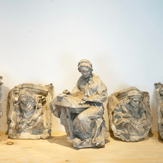 Een set van vijf plaasteren figuren waaronder een kantklosster, 19/20e eeuw, Brugge