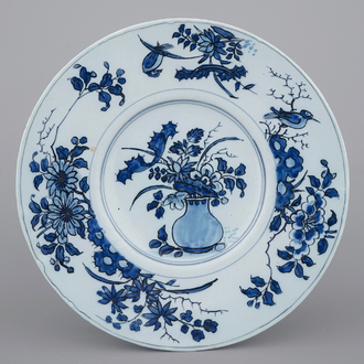 Une assiette en faïence de Delft bleu et blanc au décor chinoiserie, fin du 17ème