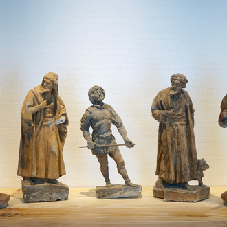 Een set van vijf plaasteren figuren naar het retabel van Caux, 19/20e eeuw, Brugge