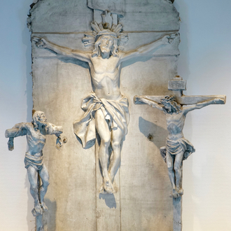 Een set van drie plaasteren crucifixen, 19/20e eeuw, Brugge