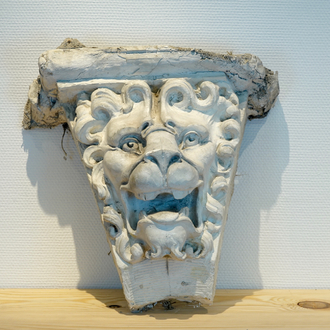 A large plaster console with lion's head, 19/20th C., Bruges