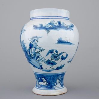 Un vase en faïence de Nevers bleu et blanc au décor chinoiserie, 17ème