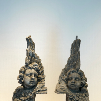 Een set van twee plaasteren engelen en pendant, 19/20e eeuw, Brugge