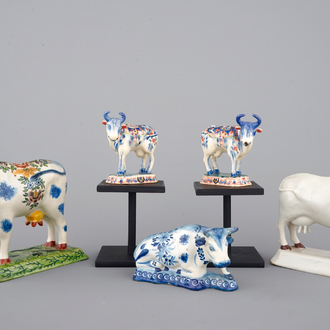 Een lot van 5 Delfts aardewerken koeien, 18/19e eeuw
