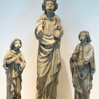 Een set van drie plaasteren bazuinende engelen, 19/20e eeuw, Brugge