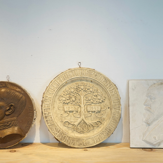 Een set van zes plaasteren souvenir medaillons, 19/20e eeuw, Brugge
