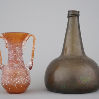 Een wijnfles in groen geblazen glas, 18e eeuw en een amphora in oranje glas naar antiek voorbeeld
