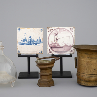 Un lot de 2 carreaux de Delft, un mortier et pilon, un seau à eau bénite et une piège à guêpes, 18/19ème siècle