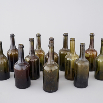 Een lot van 14 lege groene glazen handgeblazen wijnflessen, 18/19e eeuw