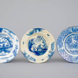 Een lot van 3 blauw-witte Delftse borden, 17/18e eeuw