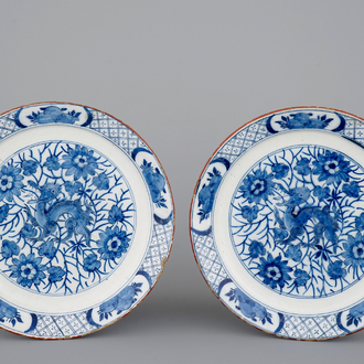 Une paire de plats en Delft bleu et blanc aux décors de dragons en chinoiserie, 18ème siècle