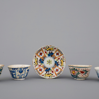 Un lot de 4 tasses et une soucoupe en faïence de Delft, 17/18ème siècle