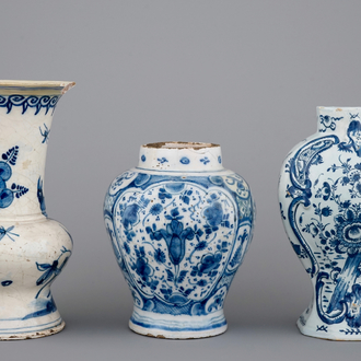 Un lot de 3 vases en Delft bleu et blanc, 18ème