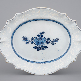 Un grand plat ovale en faïence bleu et blanc de Saint-Omer, 18ème