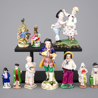 Une collection de 10 figures et tabatières en porcelaine et biscuit, 19ème siècle