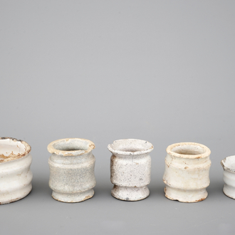 A set of 5 white Dutch Delft ointment jars and albarello, 17/18th C.