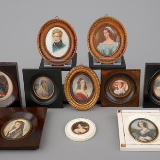 Een collectie van 10 geschilderde miniaturen op ivoor, 19/20e eeuw