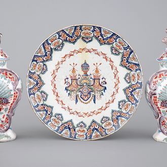 Une paire de vases en faïence de Delft polychrome et un plat, 18/19ème siècle