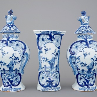 Een driedelig blauw-wit Delfts aardewerken kaststel met chinoiserie decor, 19e eeuw