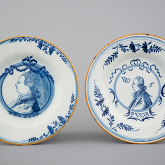Deux assiettes aux portraits royales en Delft bleu et blanc, 18ème siècle