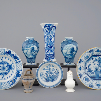 Un lot de faïences de Delft et autres céramiques, pour le plupart 18ème siècle
