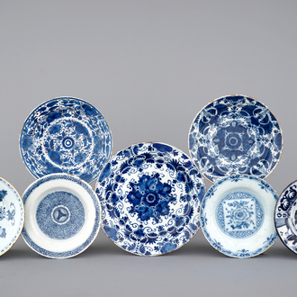 Een lot van zeven blauw-witte Delftse borden, 18e eeuw