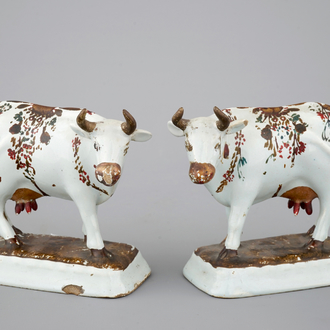 Een paar koud beschilderde Delfts aardewerken koeien, 18e eeuw