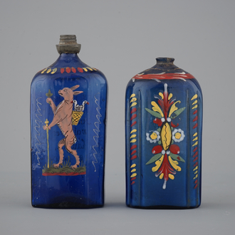 Twee zeldzame Duitse beschilderde blauwe glazen flessen, 18e eeuw