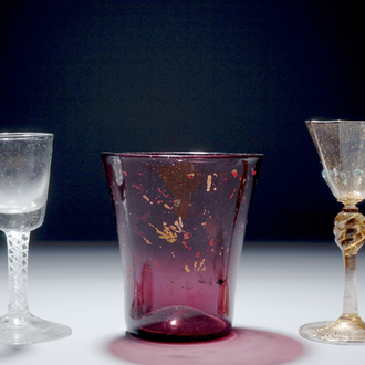 Een lotje van 3 diverse gekleurde glazen, 18e eeuw