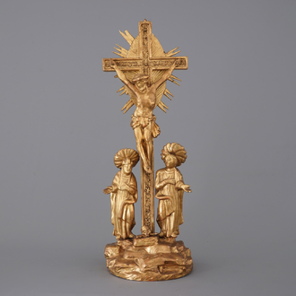 Un calvaire avec crucifixe en bois sculpté et doré indo-portugais, 18/19ème siècle