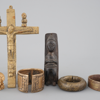 Un lot d'objets africains en bronze et bois sculpté, 19/20ème siècle