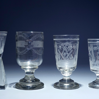 Een lot van 4 gegraveerde maçonnieke glazen (vrijmetselarij), 20e eeuw