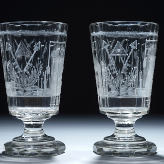 2 gegraveerde maçonnieke glazen (vrijmetselarij), 20e eeuw