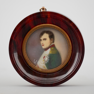 Napoleon, een miniatuur portret op ivoor in imitatie schildpad kader, 19e eeuw