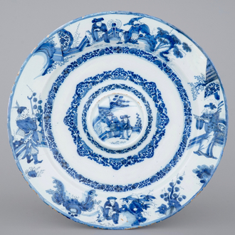 Un très grand plat à ombilic en faïence de Delft décor chinoiserie, 17ème siècle