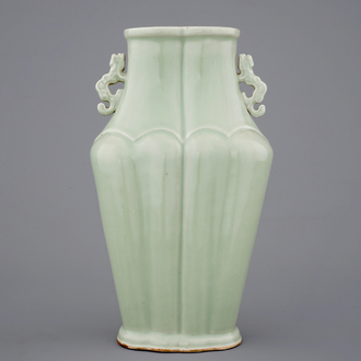 Een celadon vaas naar archaïsch voorbeeld, gemerkt Yongzheng, 19e eeuw