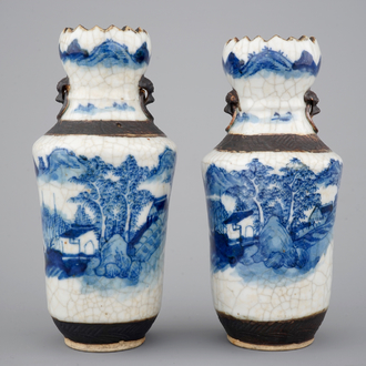 Une paire de vases chinois aux paysages bleu et blanc, 19ème