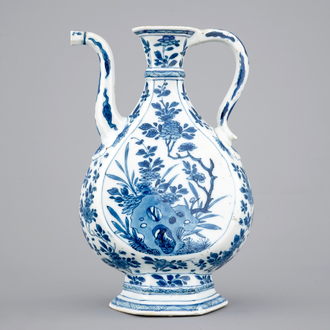 Een blauw-witte kan in Chinees porselein voor de Islamitische markt, Kangxi, ca. 1700