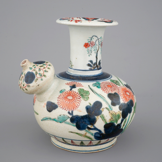 Un khendi en porcelaine de Japon Imari, époque Edo, 17ème