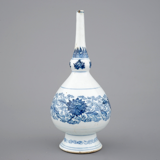 Een blauw-witte Chinees porseleinen watersprinkelaar, Kangxi ca. 1700