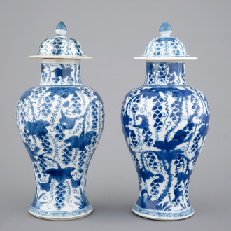 Een paar blauw-witte Chinees porseleinen dekselvaasjes, ca. 1700