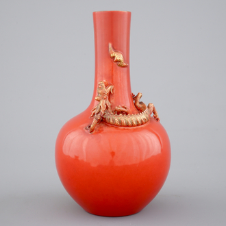 Un vase en porcelaine de Chine au fond rouge de corail, orné d'un dragon, 19ème